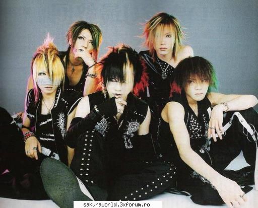 ascunlt               dar cel mai mult ascult j-rock
 :nod: ce gen de muzica va place ?